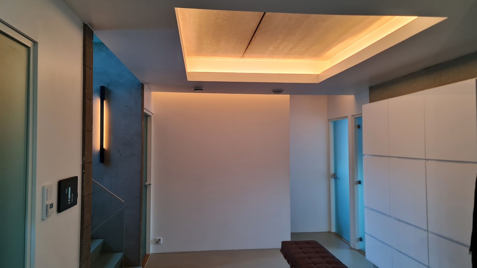 Illuminazione calda nel corridoio